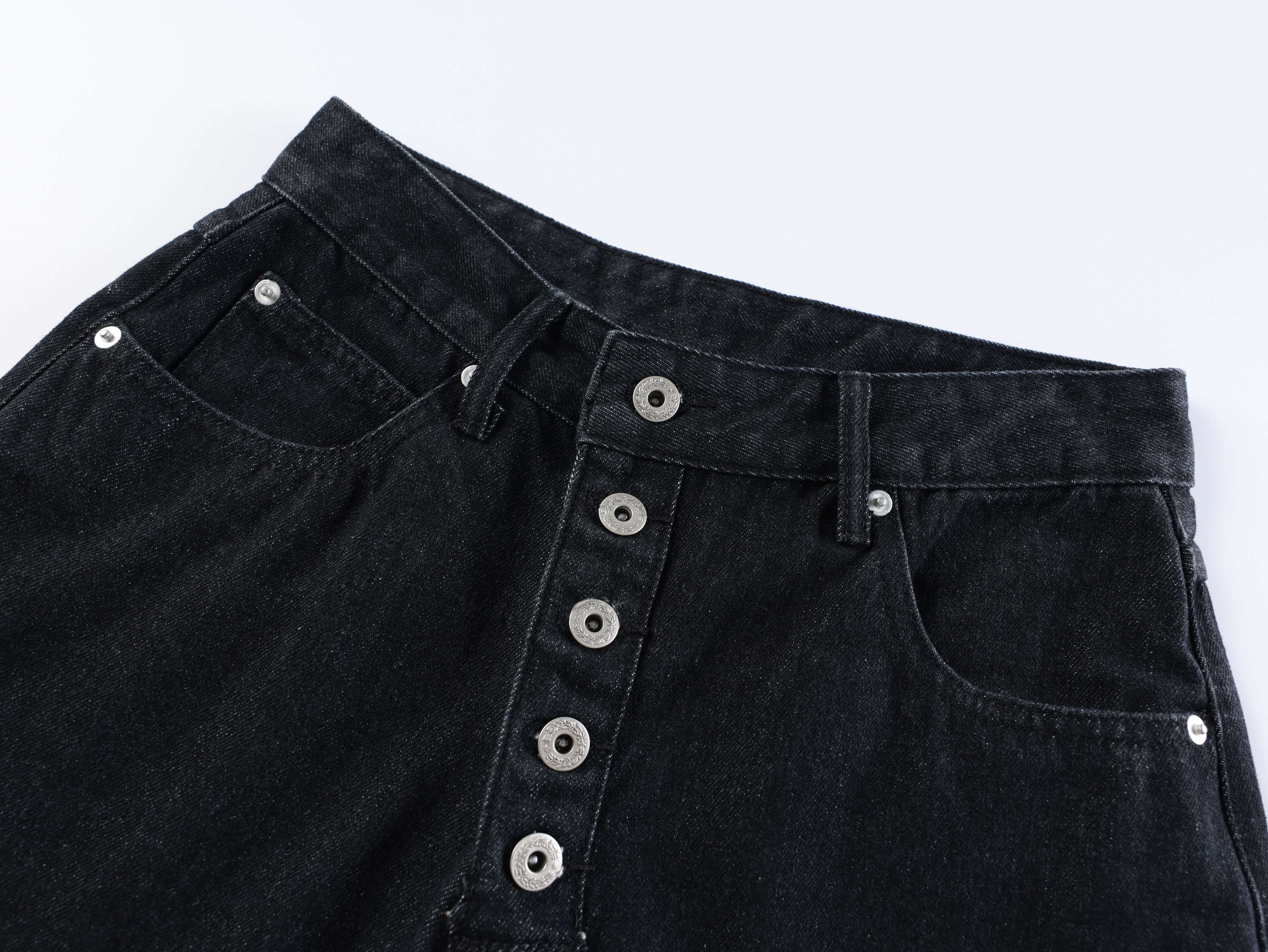 CapCabin “Arc Button Wide Denim Shorts”